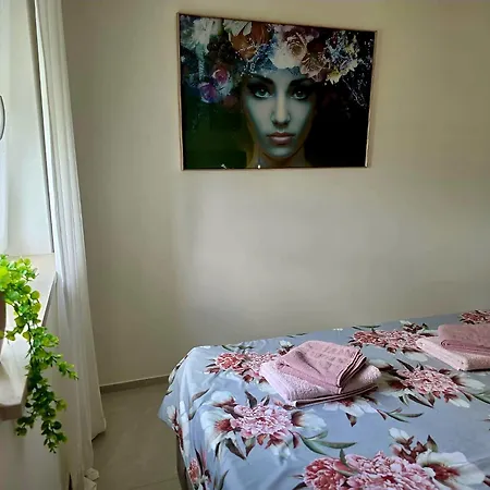 Mary Deluxe